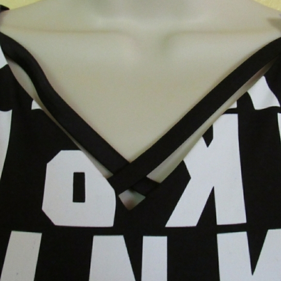 Pink ultimate Victoria secret sports bra NWT - Picture 2 of 3